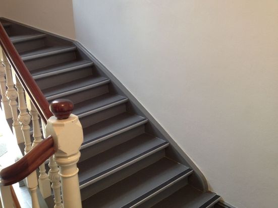 Lagt gulv i trappeoppgang og malt vegger.
